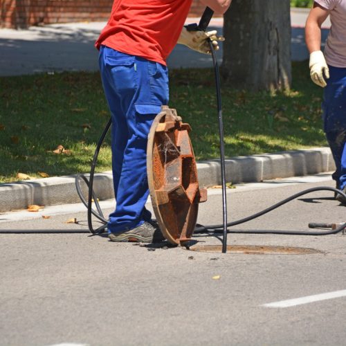 trabajando en una alcantarilla trabajando en una alcantarilla